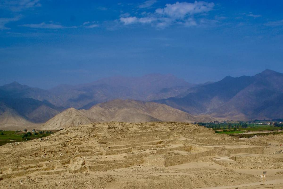 Uno de los principales edificios piramidales de la plaza central de Caral, cuyo eje mayor se orienta paralelo al río Supe, y hacia la gran luna sur