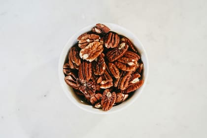 Uno de los principales efectos de las nueces se relaciona con la reducción del colesterol LDL oxidado, al que vinculó con un mayor riesgo de infartos e ictus