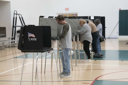 Uno de los principales problemas de las encuestas actuales, según el informe de Pew Research Center, consiste en los estudios que afirman medir la opinión pública mediante la utilización de modelos de IA para simular las respuestas humanas