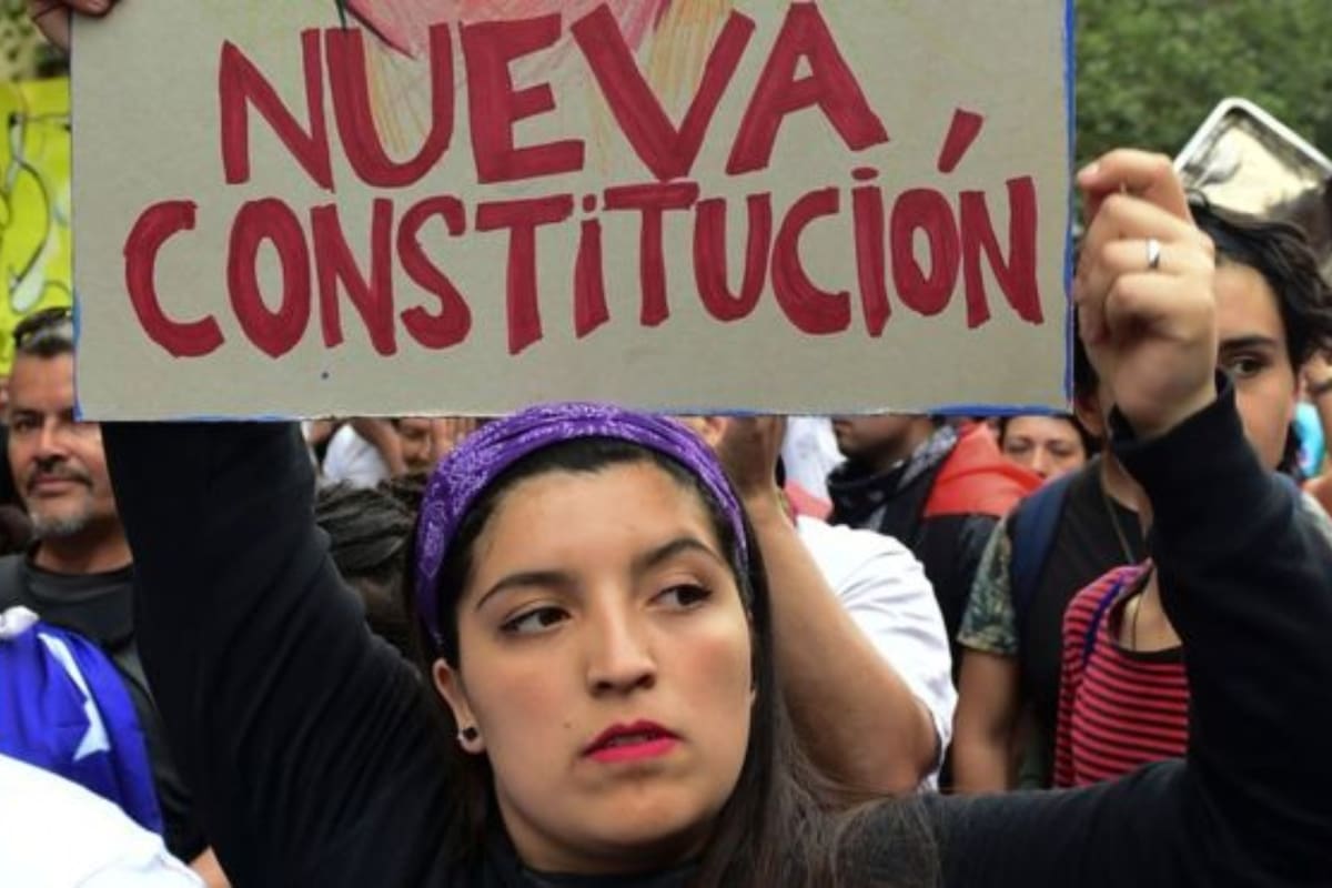 Uno de los principales reclamos de los manifestantes es la reforma de la Constitución