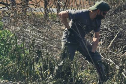 Uno de los productores mientras hace trabajos frente a su campo