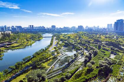 Uno de los proyectos de Kongjian y su estudio, el parque Fengxiang sobre el río Meishe, en Haikou (China).
Turenscape