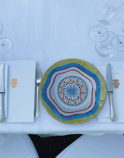 Uno de los puestos, con porcelana y cubertería antigua.