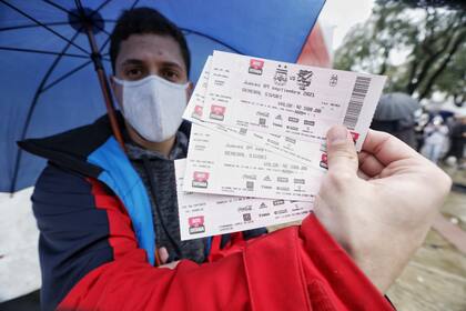 Uno de los que consiguió tickets. Hubo hileras desde las 8 de la mañana, cuando se abrieron las ventanillas
