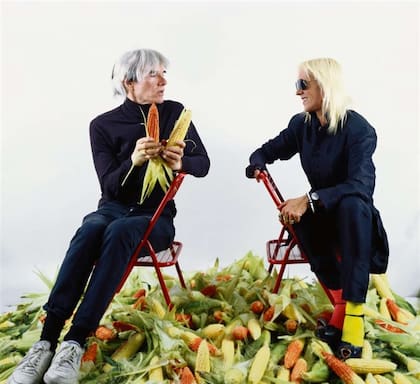 El pago de la deuda externa argentina de Minujín a Warhol: registro de la performance realizada en 1985