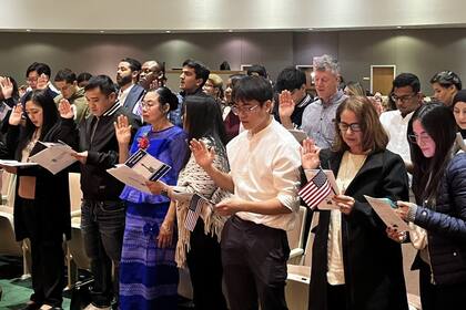 Uno de los requisitos para obtener la ciudadanía en EE.UU. es aprobar un examen de educación cívica acerca de historia y gobierno