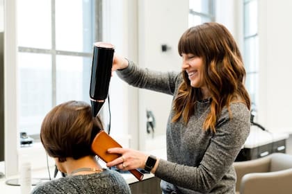 Uno de los requisitos principales es saber lo básico para realizar cortes de pelo