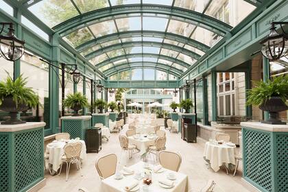 Uno de los restaurantes en una galería del hotel