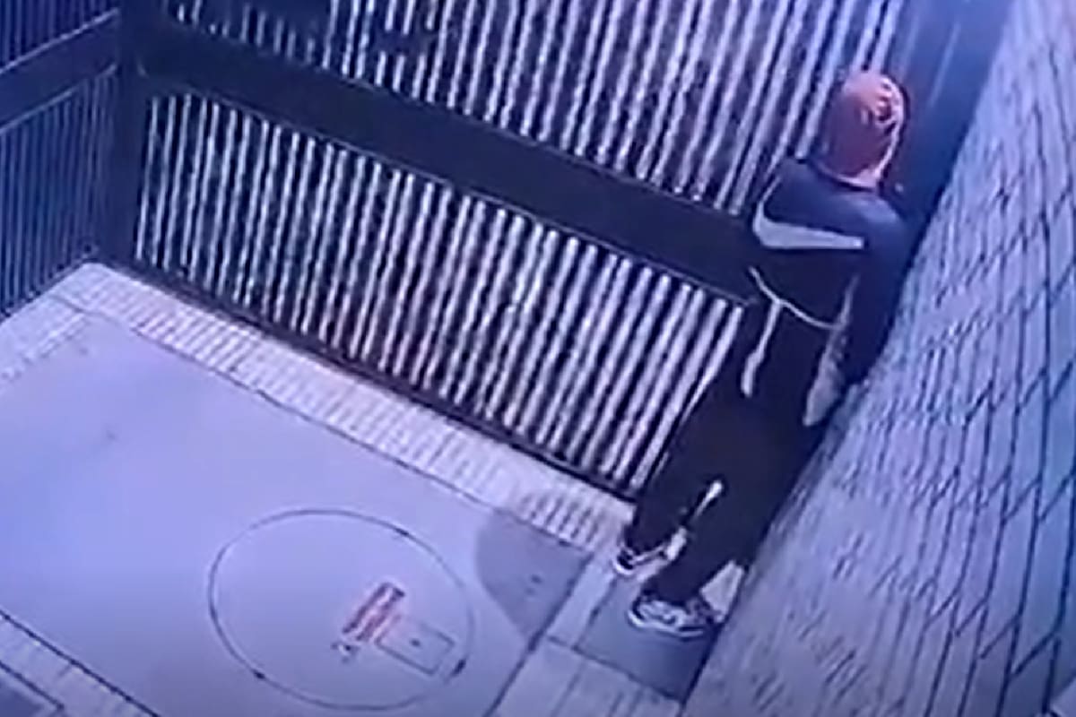 Uno de los "romportones", detectado a través de una cámara de seguridad