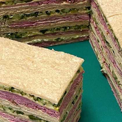 Uno de los sádwiches de Café Mar del Plata: pastrón con pepinos y mostaza de dijón