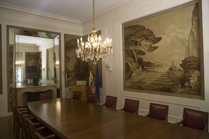 Uno de los salones de reuniones de la embajada