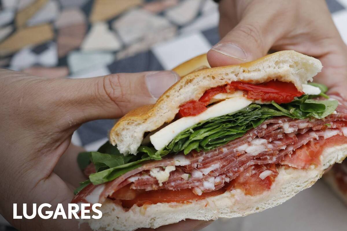 Uno de los sándwiches recomendados de La Matera. Salame de primera calidad, rúcula, queso de cabra, morrones en conserva, tomate y queso azul. Una verdadera delicia.