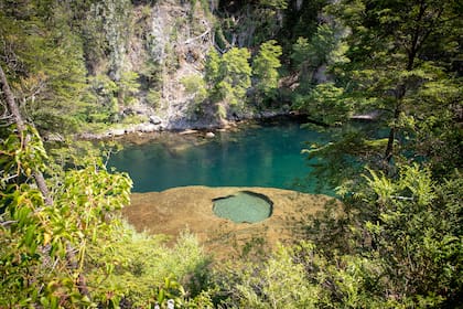 Uno de los secretos del río Manso son los piletones que se forman para chapuzones helados