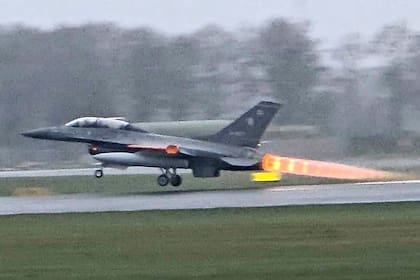 Uno de los seis aviones F-16 que partieron de Dinamarca rumbo a la Argentina, previas escalas en España y Brasil