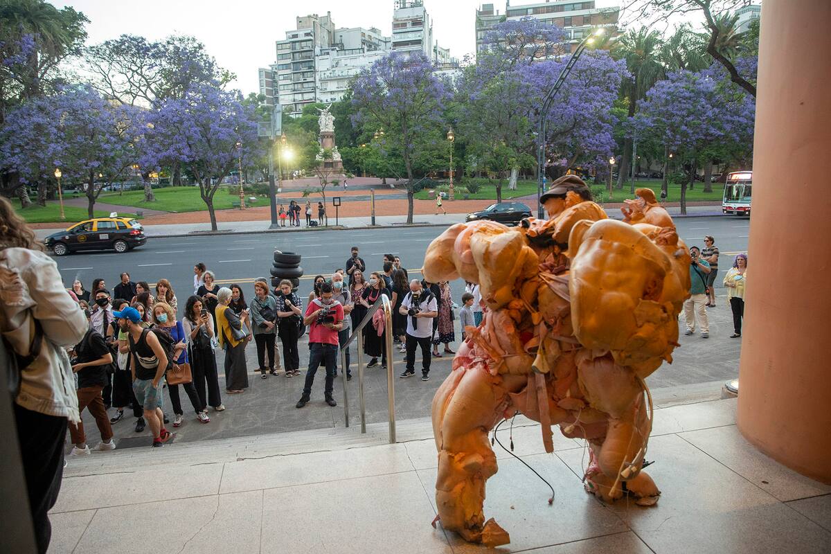 Uno de los seres inflados creados por Diego Bianchi, en la puerta del museo