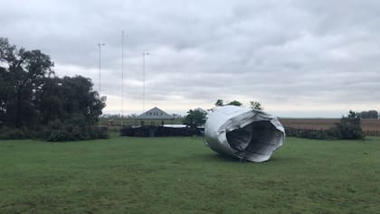 Uno de los silos que cayó en el campo de Federico Cobreros, presidente de la Sociedad Rural del departamento Quemú Quemú, en La Pampa