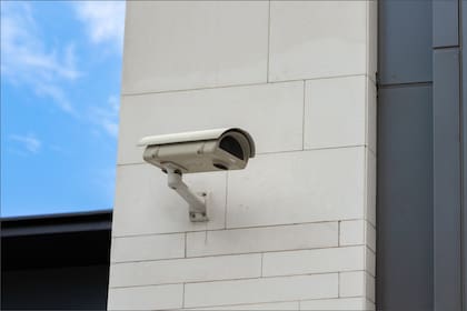 Uno de los sistemas de vigilancia que usa el ICE son las cámaras de seguridad, capaces de rastrear las matrículas de los autos en movimiento