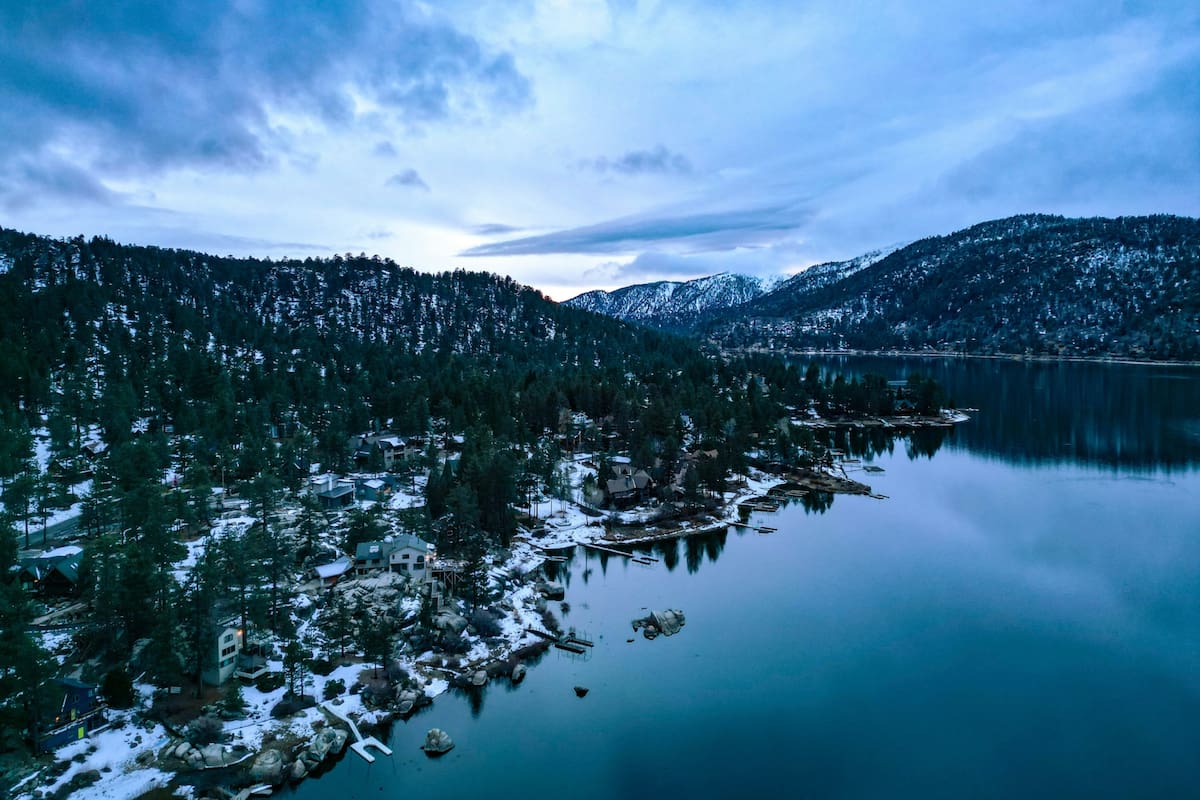 Uno de los sitios que más destaca en invierno y se ubica al sur del estado; Big Bear Lake
