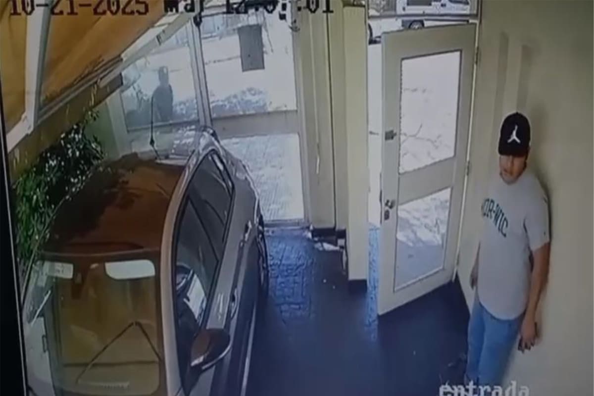 Uno de los sospechosos captado por una de las cámaras de seguridad instaladas en una de las casas robadas