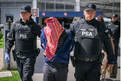 Uno de los sospechosos detenidos en el aeropuerto internacional de Ezeiza