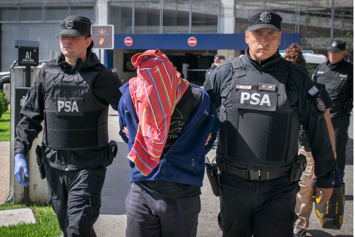 Uno de los sospechosos detenidos en el aeropuerto internacional de Ezeiza