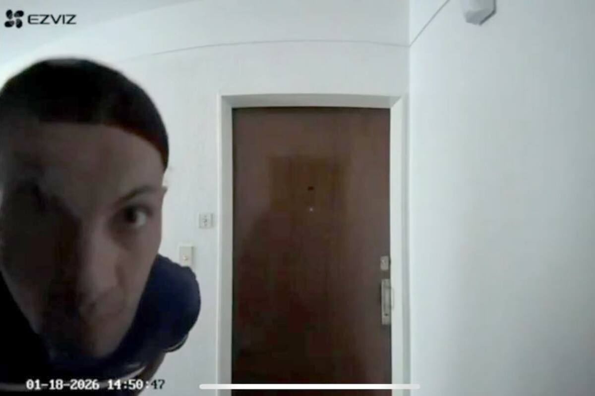 Uno de los sospechosos filmados por una cámara de seguridad instalada en la mirilla d ela puerta de un departamento