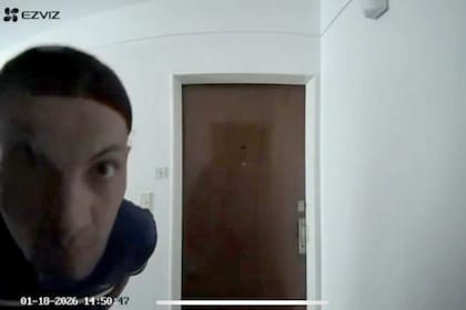 Uno de los sospechosos filmados por una cámara de seguridad instalada en la mirilla d ela puerta de un departamento
