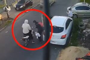 Uno de los sospechosos se llevó el auto mientras que su cómplice siguió en moto