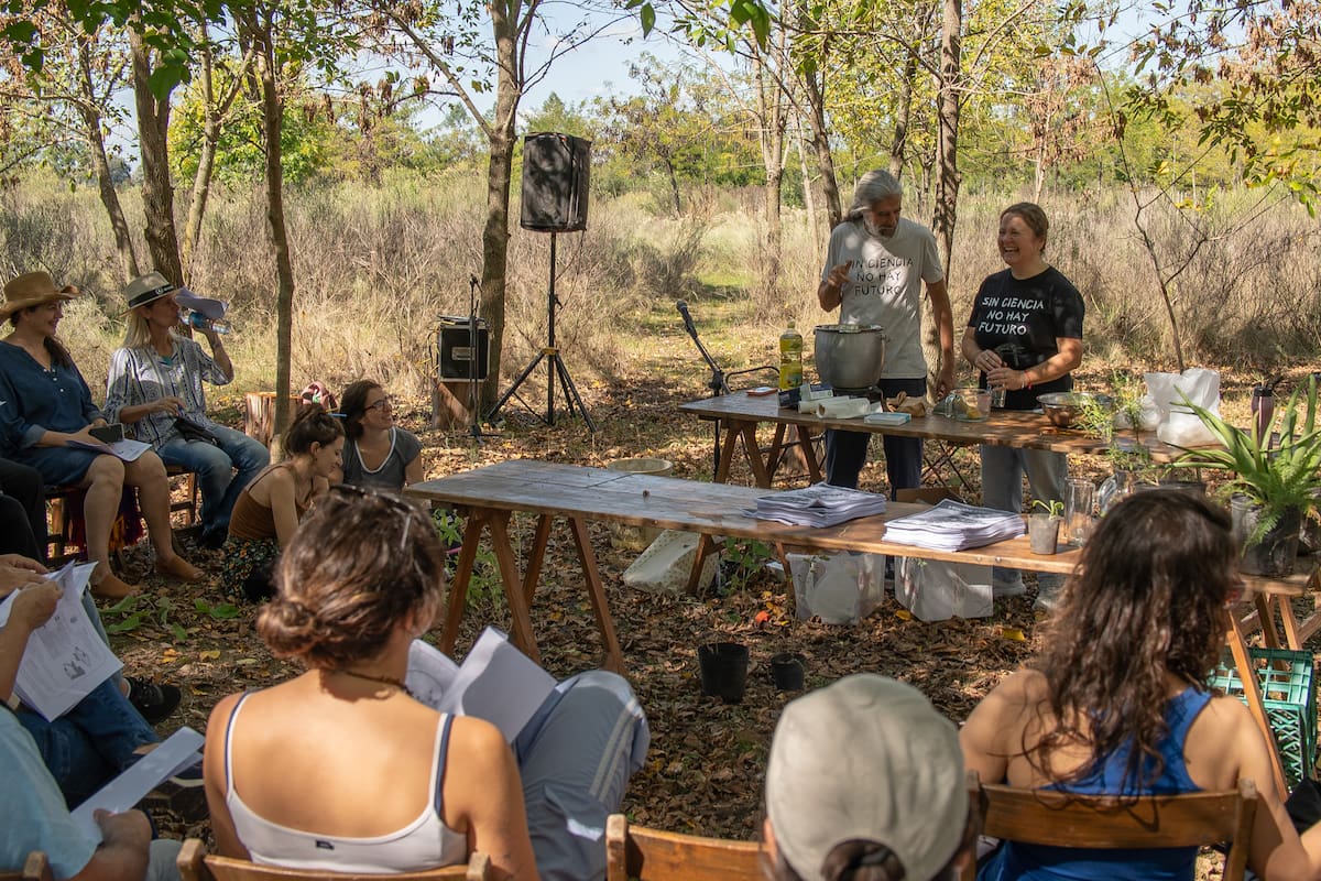 Uno de los talleres del festival Raizal, en medio de la naturaleza