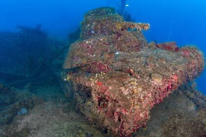 Uno de los tanques hallados en la bodega del San Francisco Maru