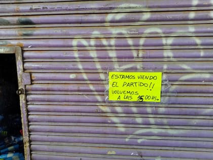 Uno de los tantos cotillones de la calle Lavalle durante el partido de Argentina