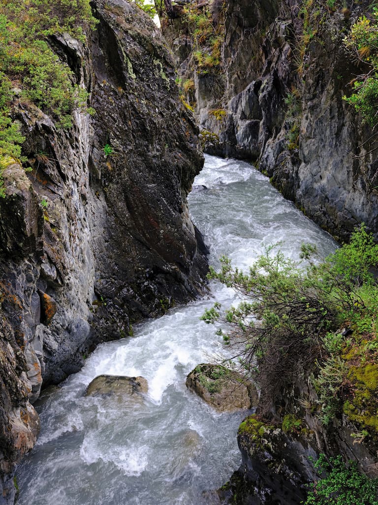 Uno de los tantos cursos de agua que cruzan con fuerza hacia el lago Grey