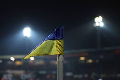 Uno de los tantos homenajes del fútbol al conflicto en Ucrania: el banderín del córner con la bandera de ese pais