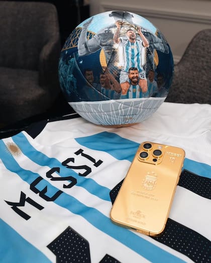 Uno de los teléfonos regalados (Foto: Instagram/@idesigngold)
