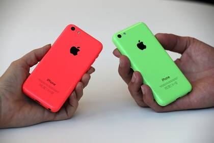 Uno de los terroristas usaba un iPhone 5c como el de la foto; el FBI quiere acceder a sus datos, pero tiene sólo 10 intentos antes de que la información se borre automáticamente