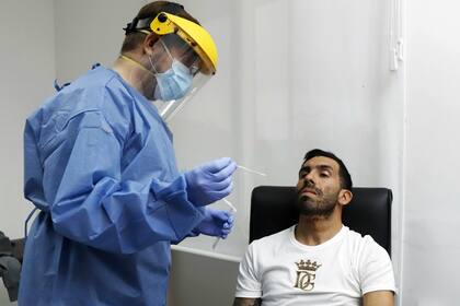 Uno de los testeos en Boca; aquí, a Carlos Tevez