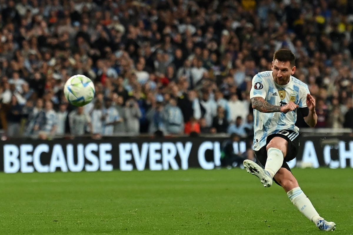 Uno de los tiros libres que ejecutó Lionel Messi; el número 10 brilló en Wembley y los más de 50.000 hinchas argentinos lo idolatraron antes de, durante y después de la Finalissima ante Italia.