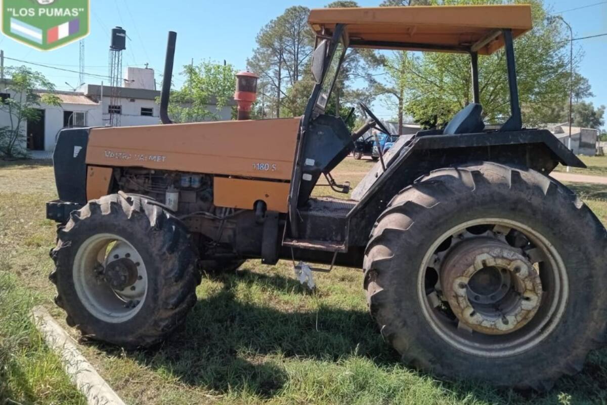 Uno de los tractores recuperados por la policía Los Pumas