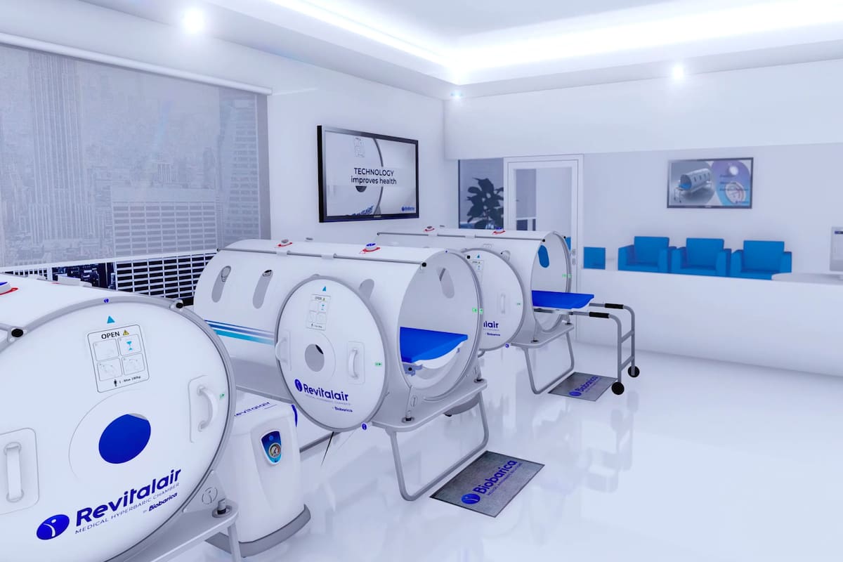 Uno de los tratamientos más utilizados a nivel mundial es la Terapia de Oxígeno Hiperbárico (TOHB), que se caracteriza por ser muy efectiva para acortar los tiempos de recuperación y aliviar los síntomas