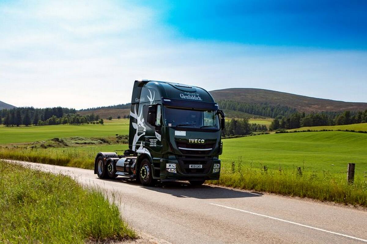 Uno de los tres camiones adaptados con el sistema GNC que utilizan el biogás producido con desechos de la destilería de whisky Glenfiddich