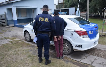 Uno de los tres sospechosos fue trasladado a la Jefatura Departamental Diamante por entorpecer el procedimiento