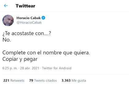Uno de los tuits de Cabak sobre las versiones de infidelidades