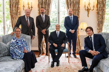 Uno de los últimos posados del difunto Aga Khan IV con su familia. De izquierda a derecha, su hija mayor, la princesa Zahra, su hermano, Amyn Aga Khan, y sus tres hijos varones: el heredero, príncipe Rahim, el príncipe Hussain, y el menor, Aly Muhammad Aga Khan.