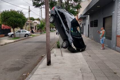 Uno de los vecinos que dijo conocer al conductor aseguró que el hombre sufrió una baja de presión, perdió el conocimiento y chocó; luego, al hacer marcha atrás, de forma inexplicable el vehículo quedó colgado del cable