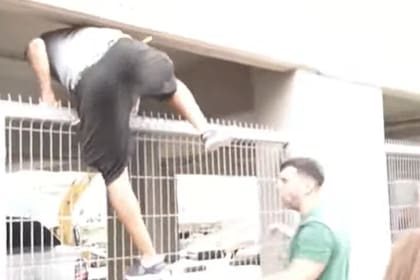 Uno de los vecinos trepó la reja para llegar a su departamento
