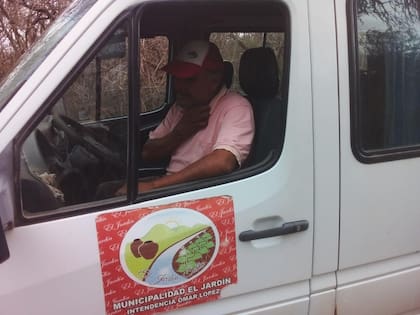Uno de los vehículos de la Municipalidad de El Jardín que, según el productor José Posse, entró en su propiedad