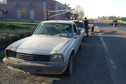 Uno de los vehículos interceptados anteayer en un operativo policial en la ruta 188, entre las localidades de Guerrico y Acevedo, del partido de Pergamino. Tenían material de cable de cobre y remitos expedidos por una chatarrería de Ramallo que lo fundiría