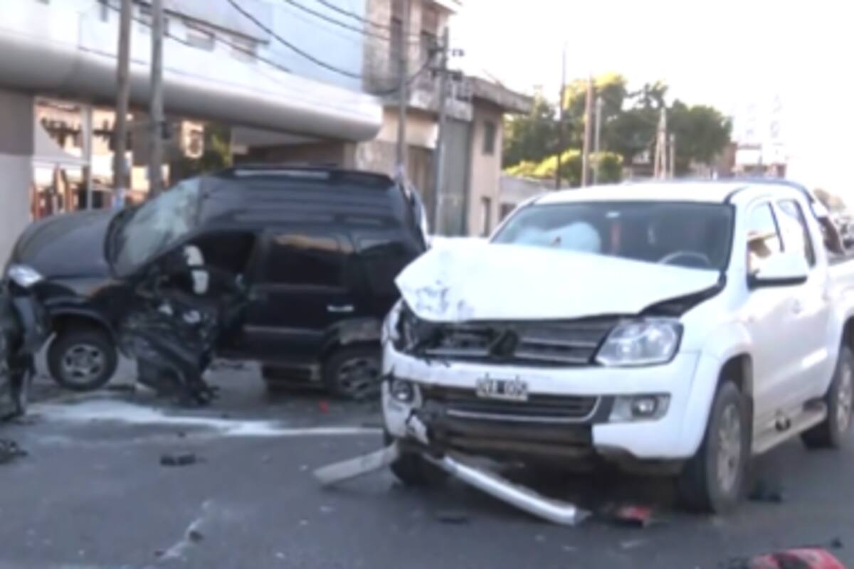 Uno de los vehículos involucrados quedó pendido en el aire
