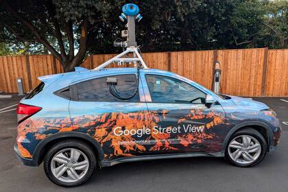 Uno de los vehículos que Google utiliza para fotografiar periódicamente los millones de destinos cubiertos en sus mapas digitales durante una parada en Palo Alto, California, el miércoles 30 de octubre de 2024. (AP Foto/Michael Liedtke)