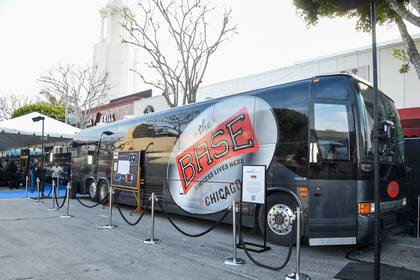 Uno de los vehículos reconvertidos en Proyecto Renner estuvo en la puerta de la presentación de la serie, en Los Ángeles